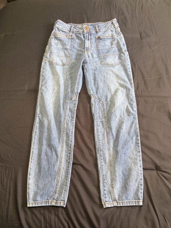 Pilcro Denim - Pilcro medium wash straight leg denim jeans w/cute stitching designs. Size 27.